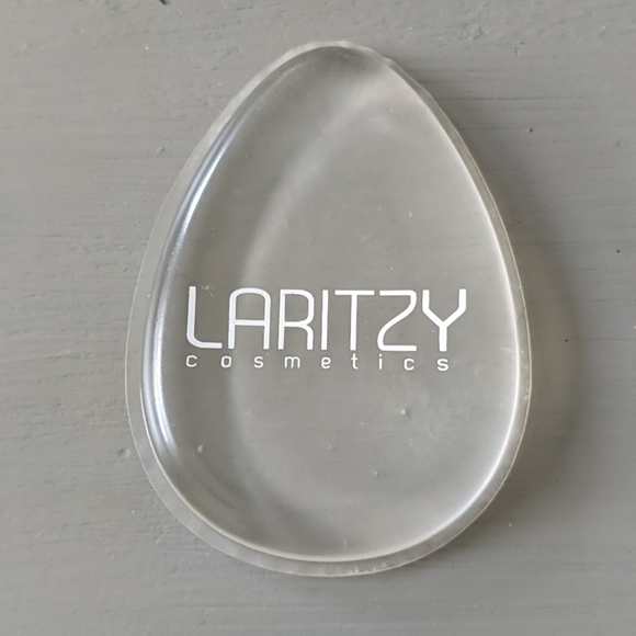 FREE WITH PURCHASE! Laritzy Cosmetics Silicone Beauty Blender - Picture 1 of 2